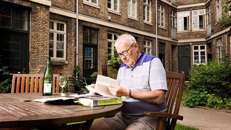 Pensionist sidder udenfor sin egen bolig