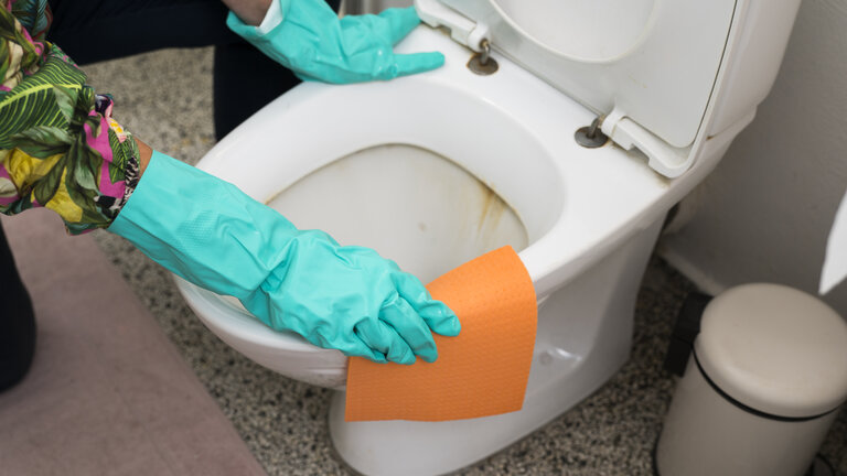 toilet rengøres med klud