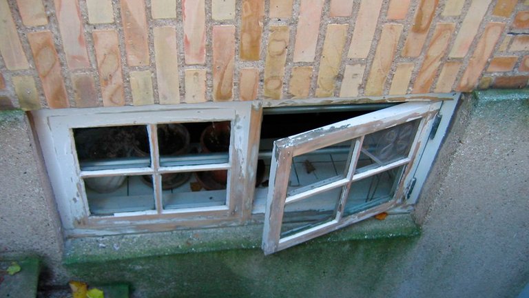 Åbent vindue til kælderen