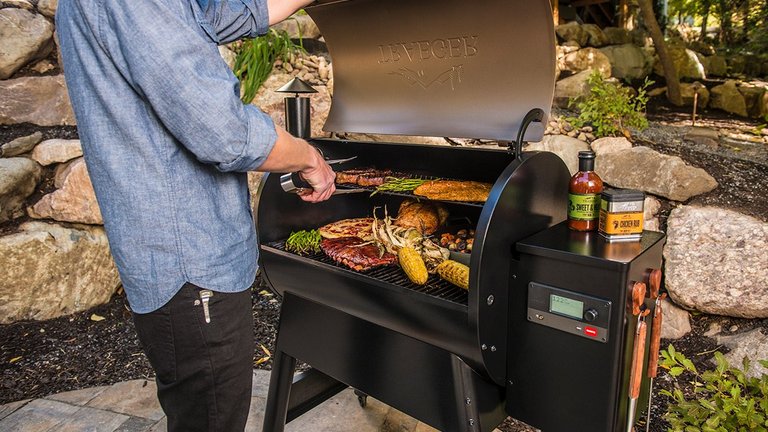 Du kan grille alt på en træpillegrill