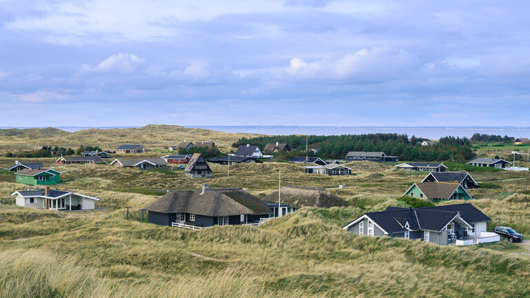 Markant flere sommerhuse til salg kan sætte rekordhøje priser under pres