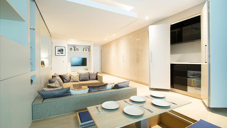 Spisebordet er gemt i gulvet, og sengen sænkes ned fra loftet