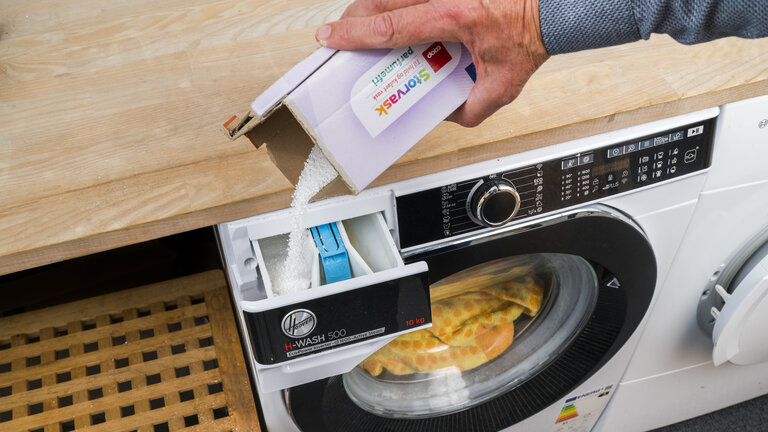 vaskepulver hældes direkte i sæbeskuffe på vaskemaskine