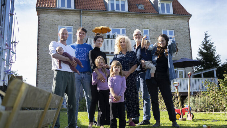 10 personer deler et stort hus: Sådan lykkedes det tre generationer at flytte sammen