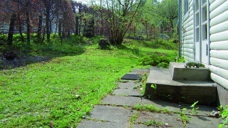 Fald på terræn tæt på huset