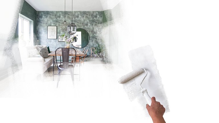 Spisestue med grønt tapet på væggen bliver malet med hvid maling