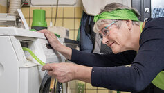 Rengøringsekspert gør vaskemaskine rent