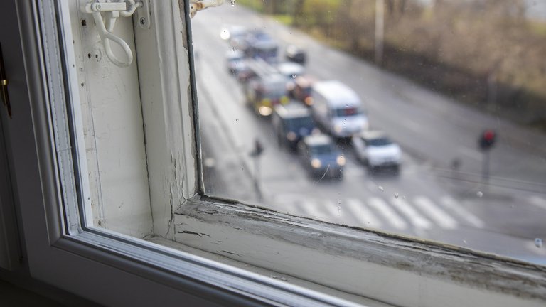 Biltrafik set gennem vindue