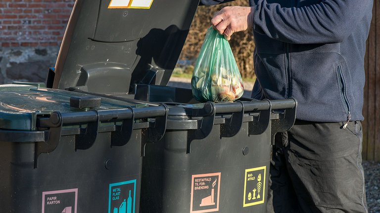 Mands sorterer sit bioaffald