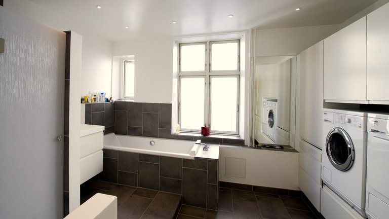 Fra kedeligt toilet til cool badeværelse