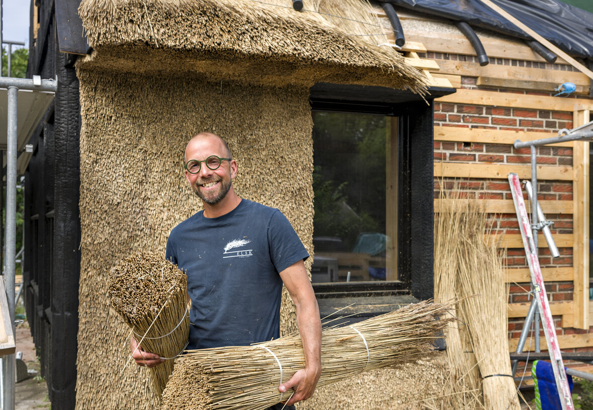 Søren Vester foran sommerhuset, han er i gang med at renovere
