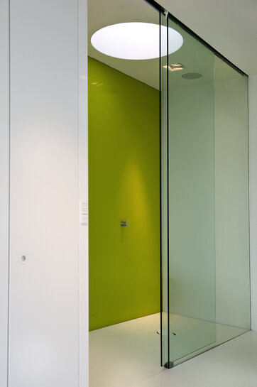 Bruseniche med glasvæg, ovenlys og ventilation