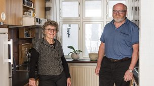 Kirsten og Jan Larsen foran deres Tectum køkken fra Brugsen i 1975