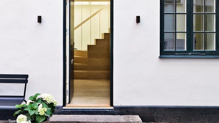 Gammelt byhus fik glas i gulv og tag