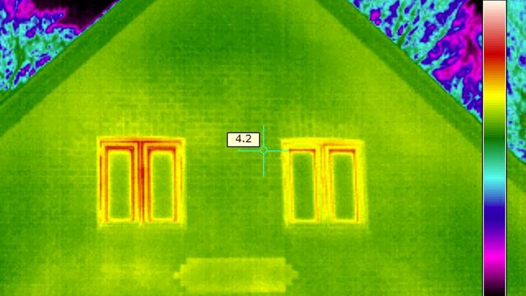 Termografi billede af et hus viser, at det ene vindue er utæt