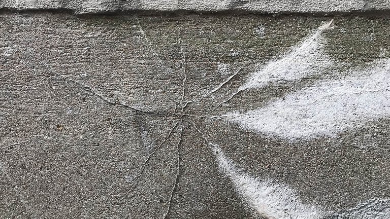 Revner i betontrappe skabt af salt