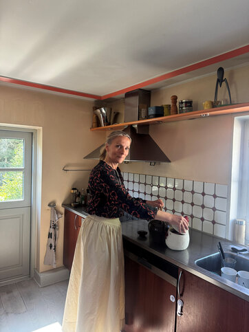 Kristine Virén i køkkenet på sin gård